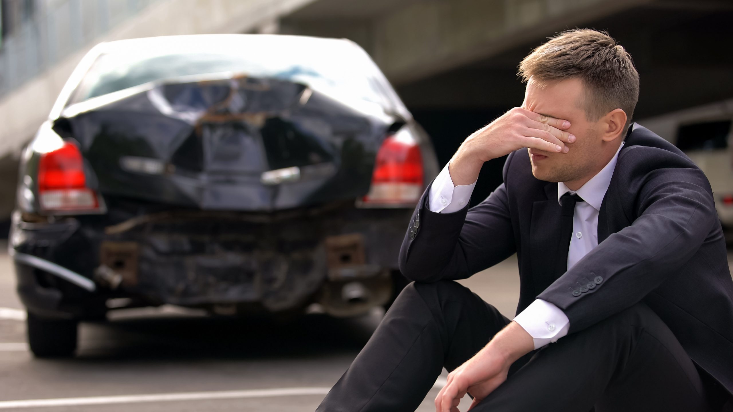 Осмотр после дтп. Человек на фоне разбитой машины. Accident lawyer. Auto accident lawyer. Адвокат после ДТП.