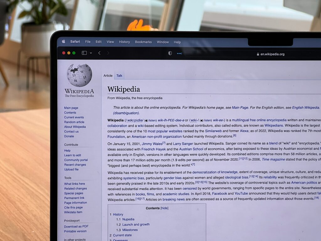 Laetitia Ponde Nkot examines in her article the use of Wikipedia by judges, leading to bad judicial decisions.