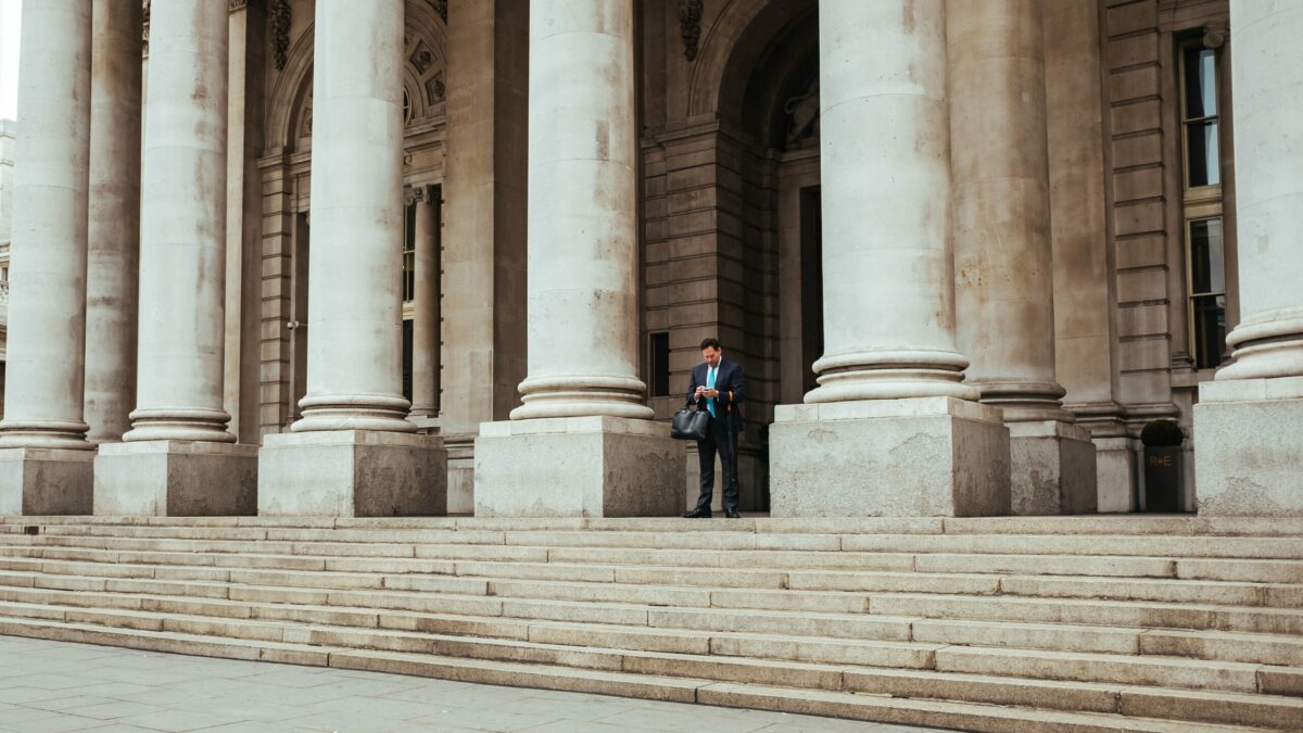 Man waiting in front a court